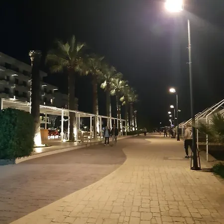 Apartment Comfy Beachfront - 50m From The Sea