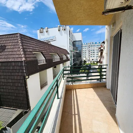 Comfy Beachfront - 50m From The Sea 公寓 *