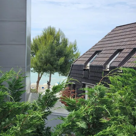 Comfy Beachfront - 50m From The Sea ゴーレム