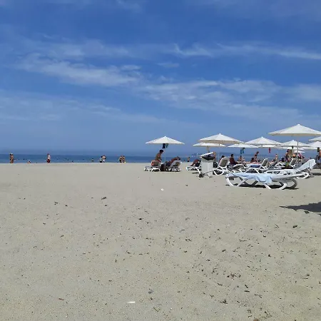 Comfy Beachfront - 50m From The Sea Lejlighed
