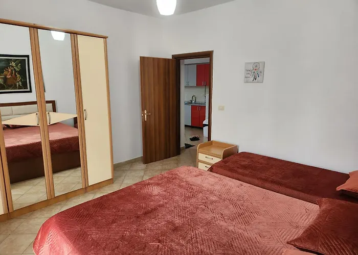 Comfy Beachfront - 50m From The Sea 아파트 골렘