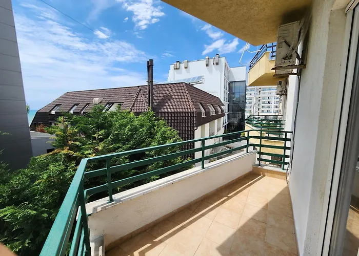 Comfy Beachfront - 50m From The Sea 아파트 골렘