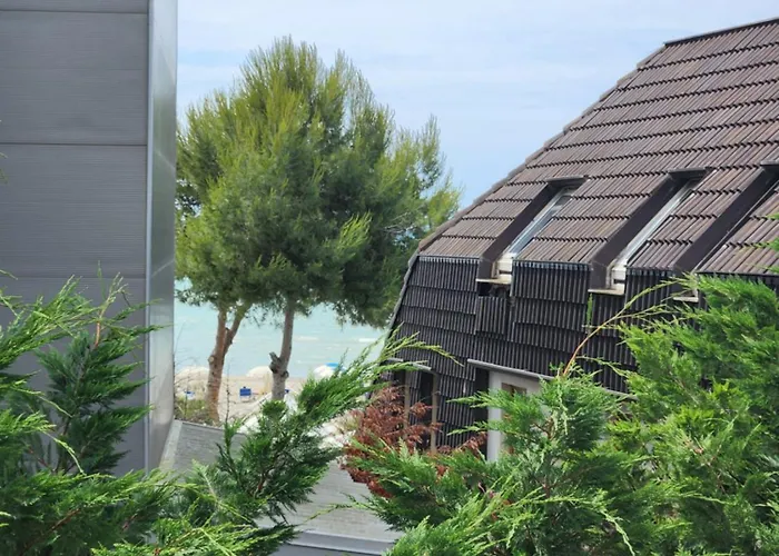 Comfy Beachfront - 50m From The Sea 골렘