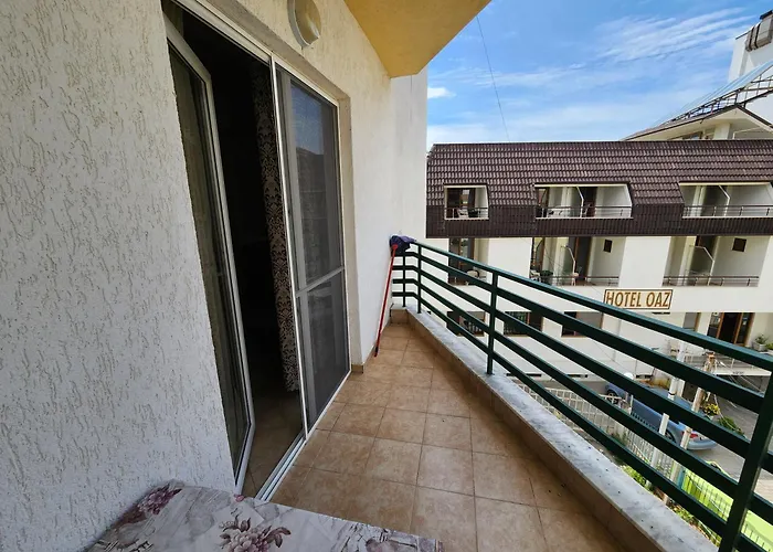 Comfy Beachfront - 50m From The Sea 아파트 골렘