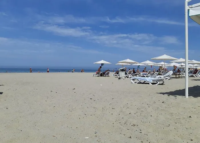 Comfy Beachfront - 50m From The Sea 아파트